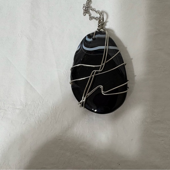 Handmade black agate wire-wrapped pendant. - Picture 4 of 7
